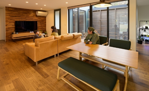 リビングで過ごす家族の写真