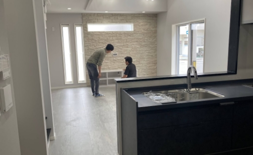 壁材を確認する人の写真