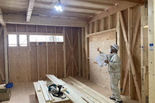 家の基礎工事中の点検をしている写真