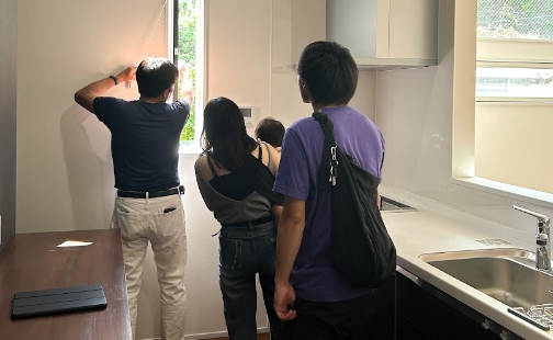 窓の寸法を確認する職人の画像